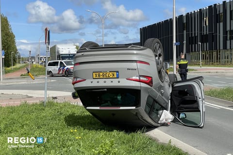 Weer een auto op zijn kant Zijdeweg