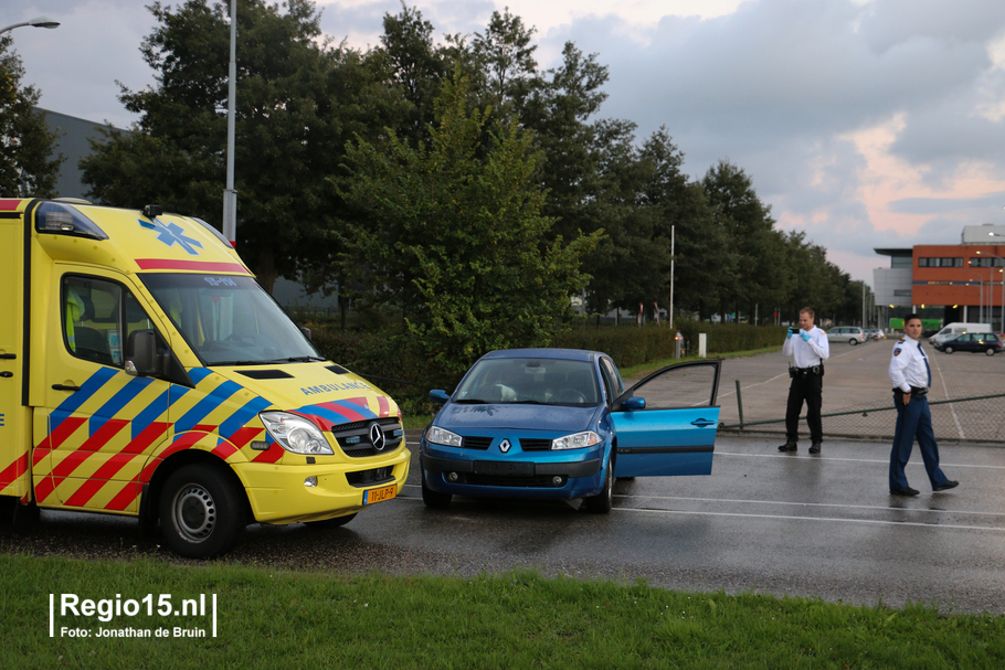 w-Auto crasht op parkeerplaat AH distr-5