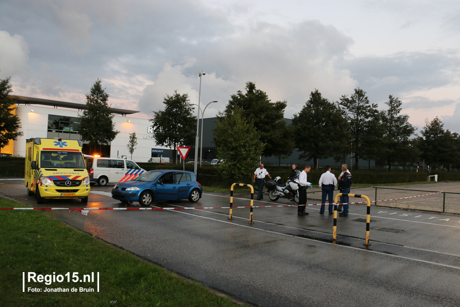 w-Auto crasht op parkeerplaat AH distr-6