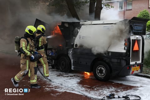 Veegwagen vliegt in brand Rodelaan