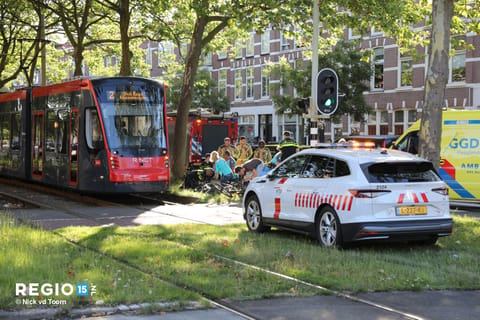 Fietser gewond na botsing met tram op de Loosduinseweg