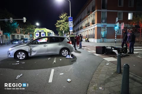 Bezorgscooter botst tegen auto op Vaillantlaan