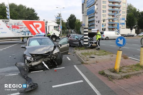 Veel schade bij aanrijding twee auto's Lozerlaan/Erasmusweg