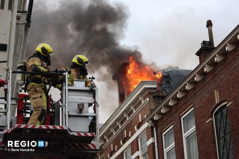 Grote woningbrand in de Rijklof van Goensstraat