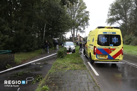 Auto botst tegen lantaarnpaal Naaldwijkseweg 's-Gravenzande
