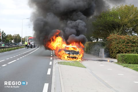 Auto uitgebrand Nieuweweg Honselersdijk