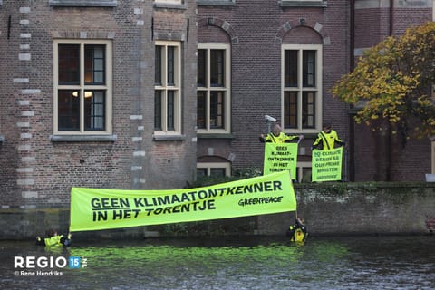 Greenpeace demonstreert in de Hofvijver ivm uitslag verkiezingen