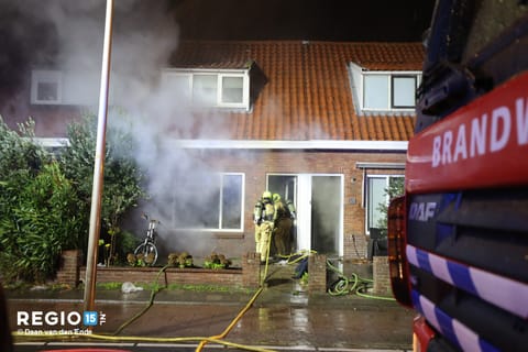 Tien woningen ontruimd bij grote brand Woutersweg 's-Gravenzande