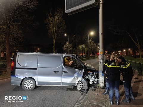 Busje botst tegen lantaarnpaal Loosduinseweg