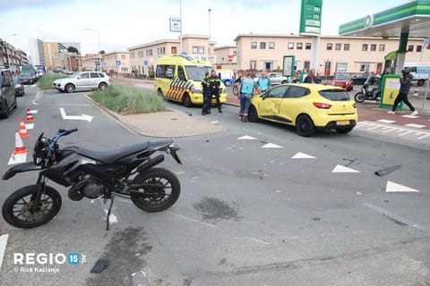 Scooter botst met auto Westduinweg