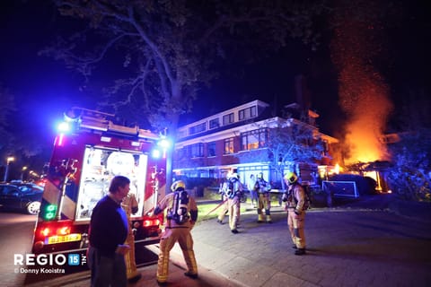 Explosies bij flinke brand in tuinhuis aan de Ruychrocklaan