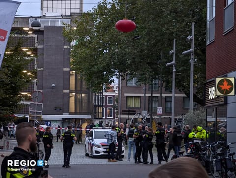 Man toont vuurwapen in de Wagenstraat