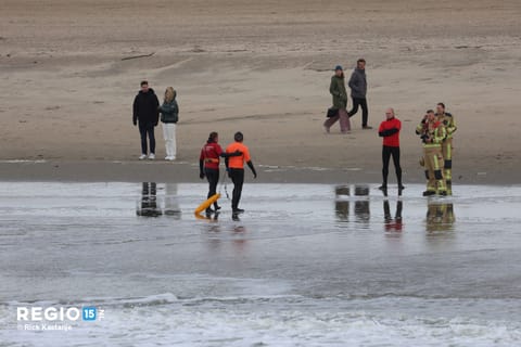 Surfer naar de kant geholpen op Scheveningen