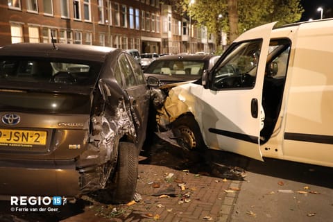 Bestelbus botst tegen geparkeerde auto's op de Valkenboslaan