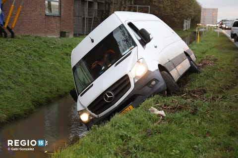 Bestelbus te water op de N223/Burgemeester van der Goeslaan