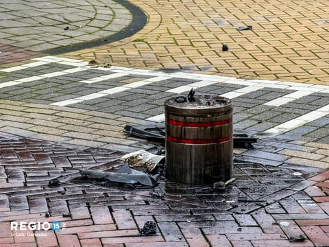 Voertuig zwaar beschadigd door poller in Naaldwijk