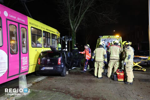 Gewonde bij botsing tussen auto en tram in Delft