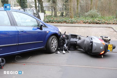 Motorscooterrijder gewond na aanrijding op De Werf