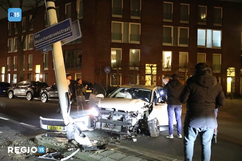 Auto ramt lantaarnpaal, bestuurder neemt de benen...