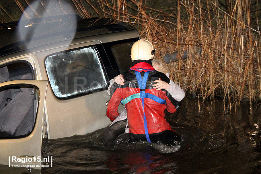 avrouw parkeert auto in sloot 032