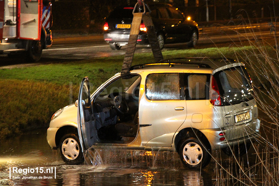 avrouw parkeert auto in sloot 072