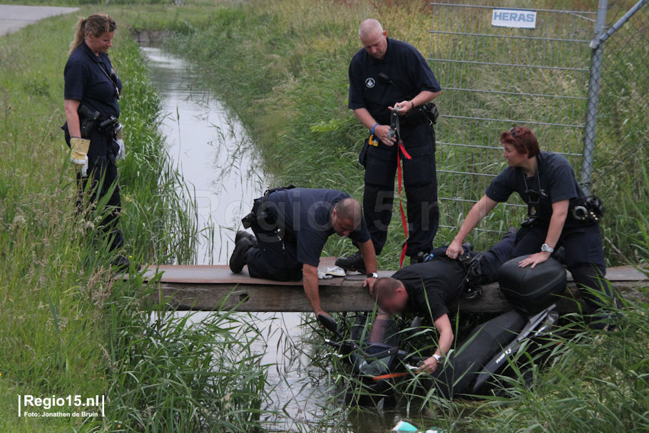 WJB-scooterrijder te water vrederustlaan delfgauw 069