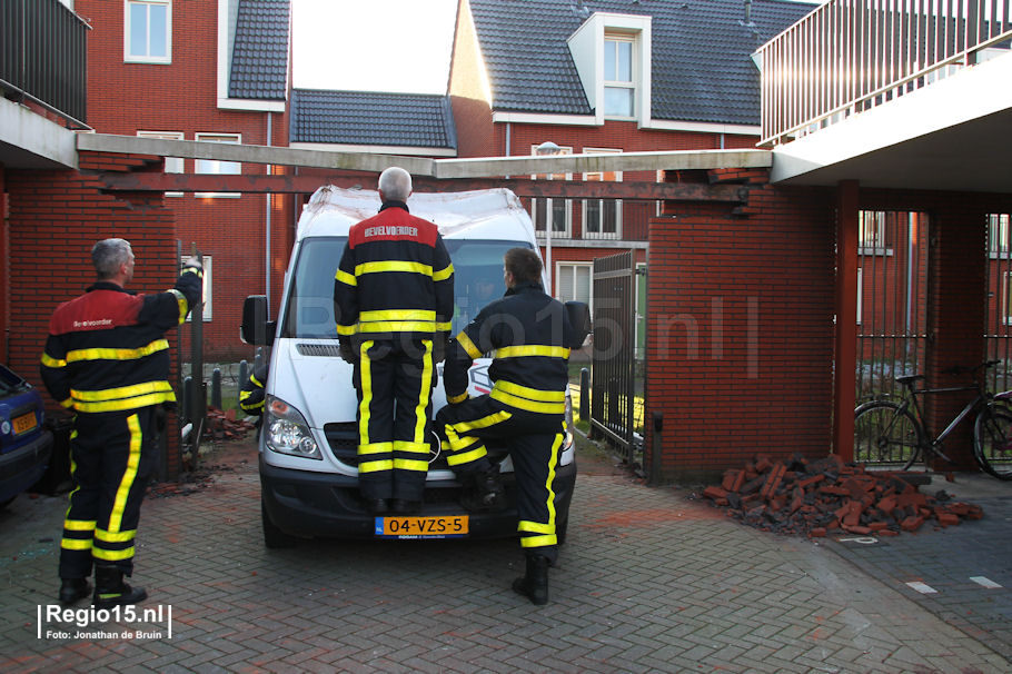 WJB-Bestelbus past niet onder poort door 004