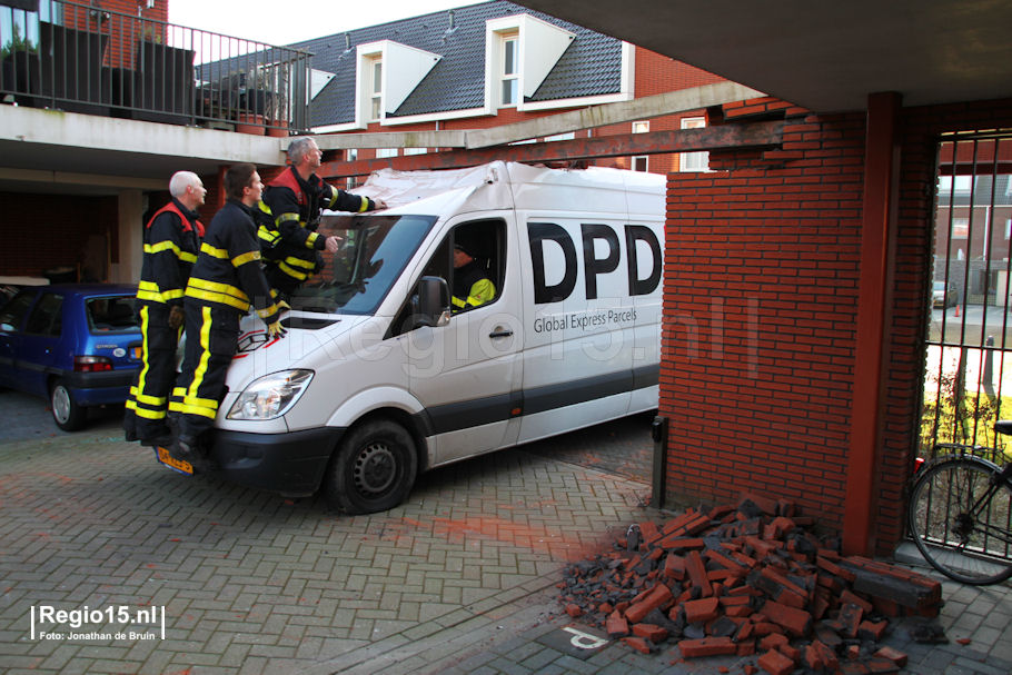 WJB-Bestelbus past niet onder poort door 013