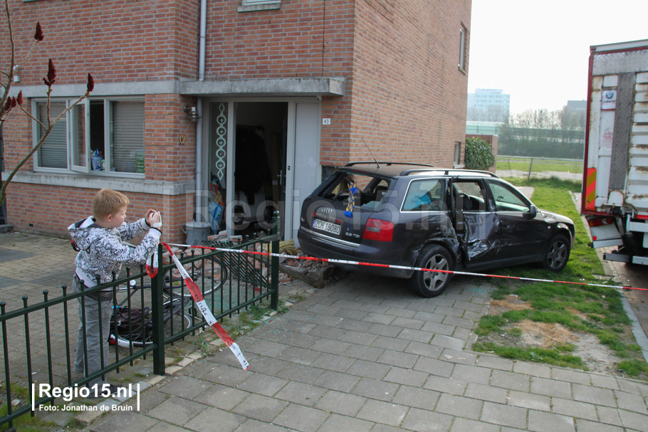 w-Auto tegen huis Delfgauw-4