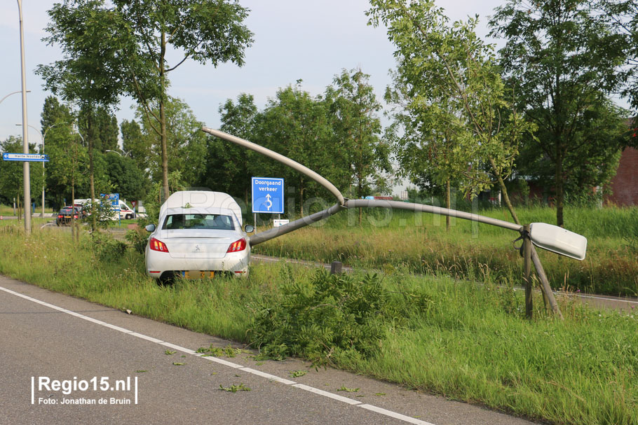 w-Automobilist richt ravage aan-7