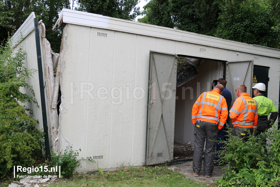 w-Elektriciteitsgebouwtje stort in-8