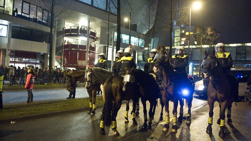 me te paard bij voelbalstadion