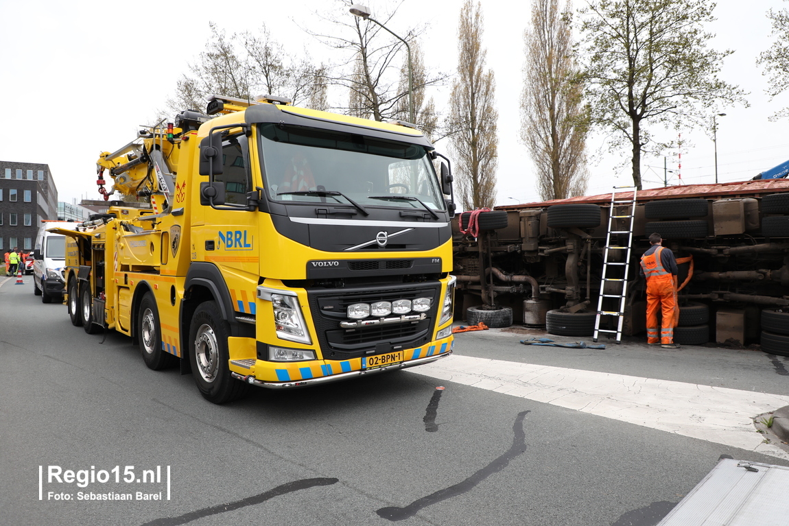 Vrachtwagen Met Schroot Op Z'n Kant Op De Laan Van Beens | Regio15.nl