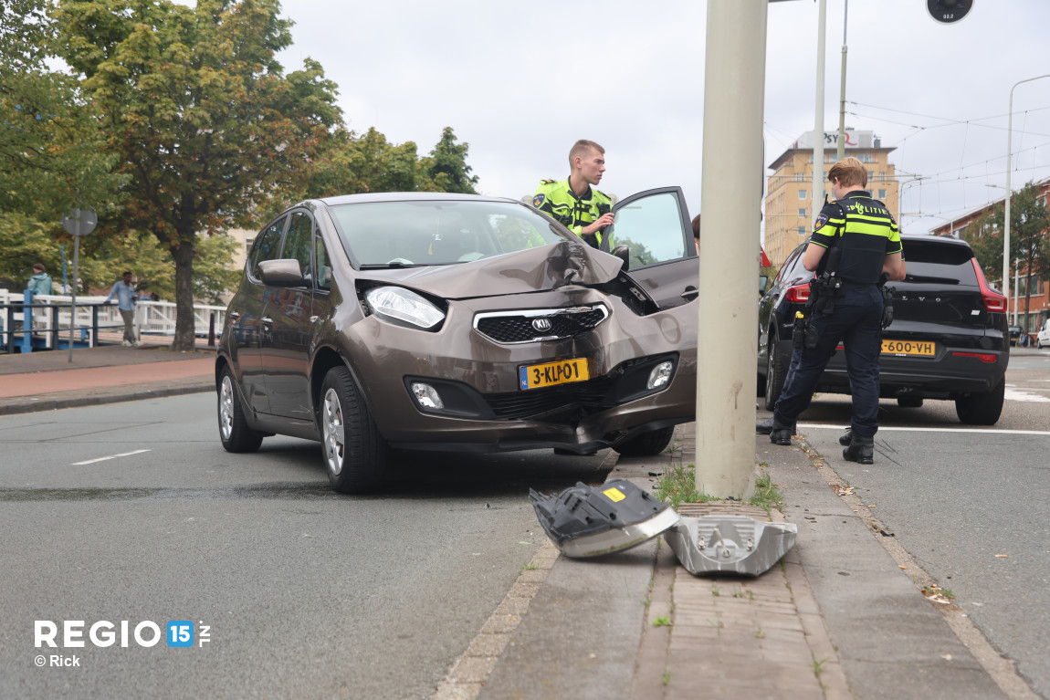 Auto botst tegen lantaarnpaal Buitenom