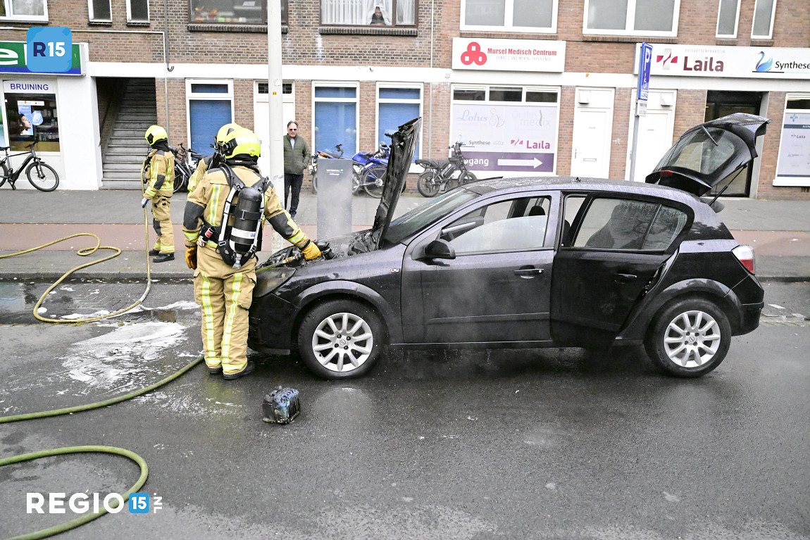 Auto vliegt rijdend in brand De la Reyweg | Regio15.nl