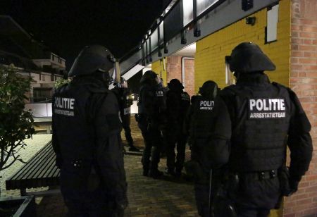 Het arrestatieteam op weg om de verdachte aan te houden