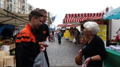 Scholieren spreken het winkelend publiek aan over zakkenrollers