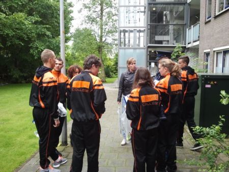 Leerlingen verzamelen zich voorafgaand aan preventieactie