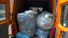 De flink gevulde bestelauto.